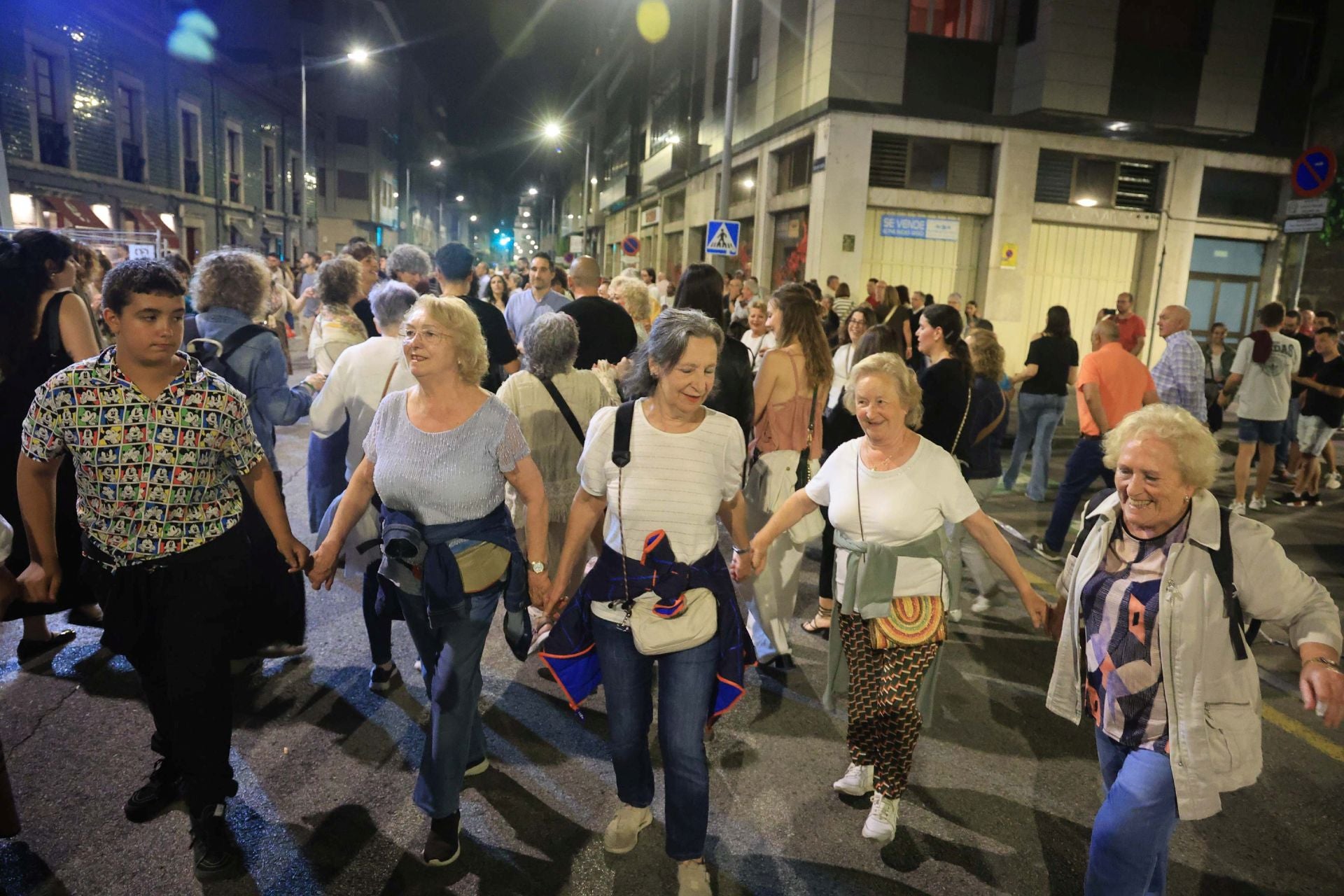El fuego ilumina la gran noche de Mieres