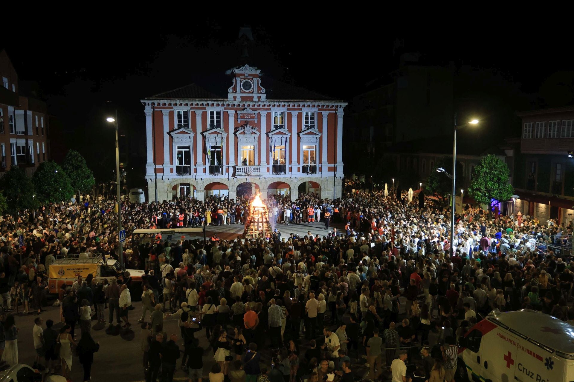El fuego ilumina la gran noche de Mieres