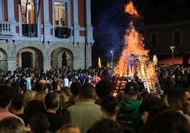 Hoguera de San Juan en la plaza del Ayuntamiento de Mieres