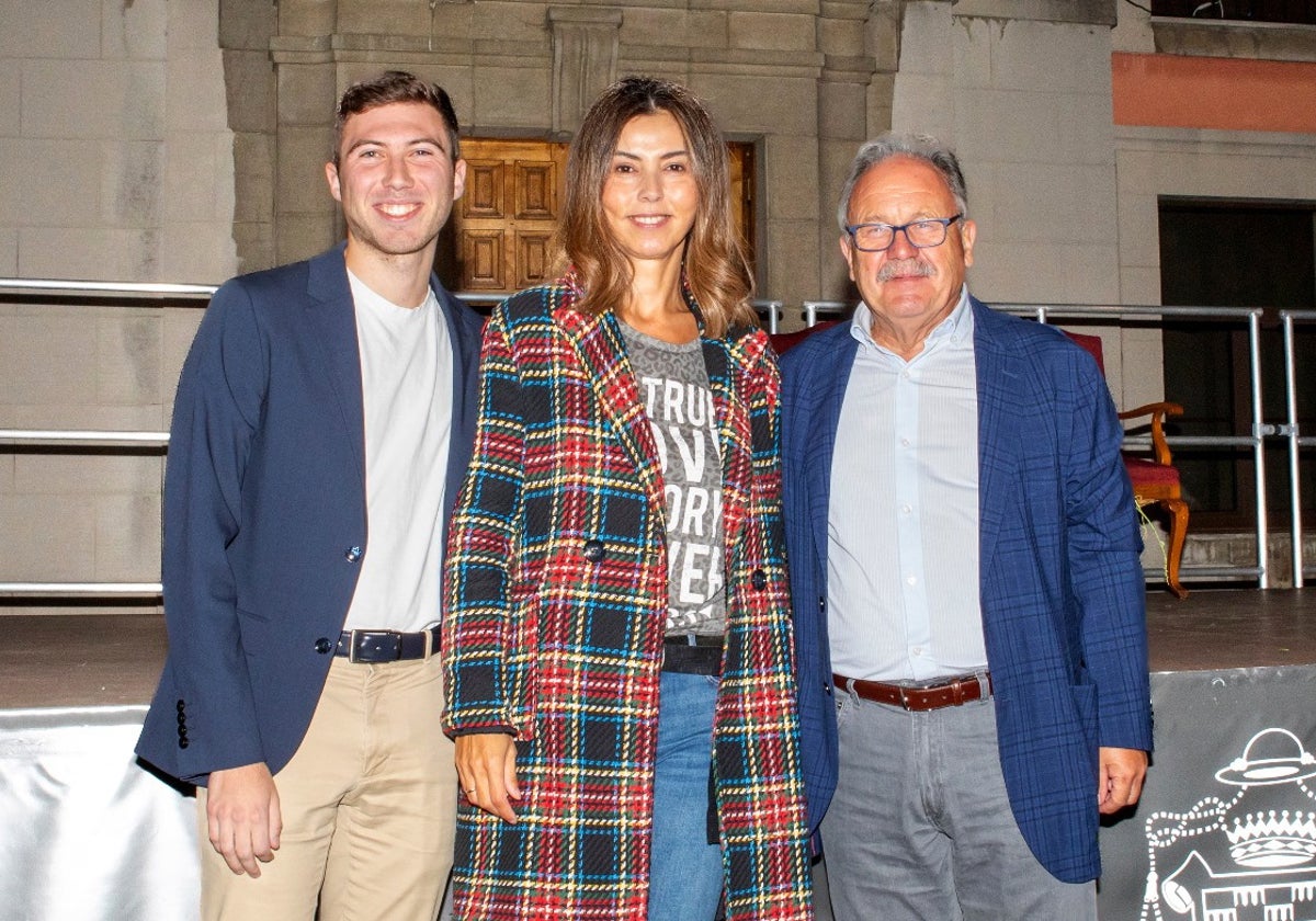 Los concejales de IU Noreña Matías Hevia y Liliana Díaz junto al portavoz del partido, Javier Ardura