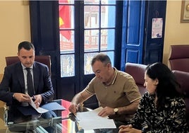 Guillermo Peláez, José Luis Trabanco y Encarnación Vicente, durante la firma.