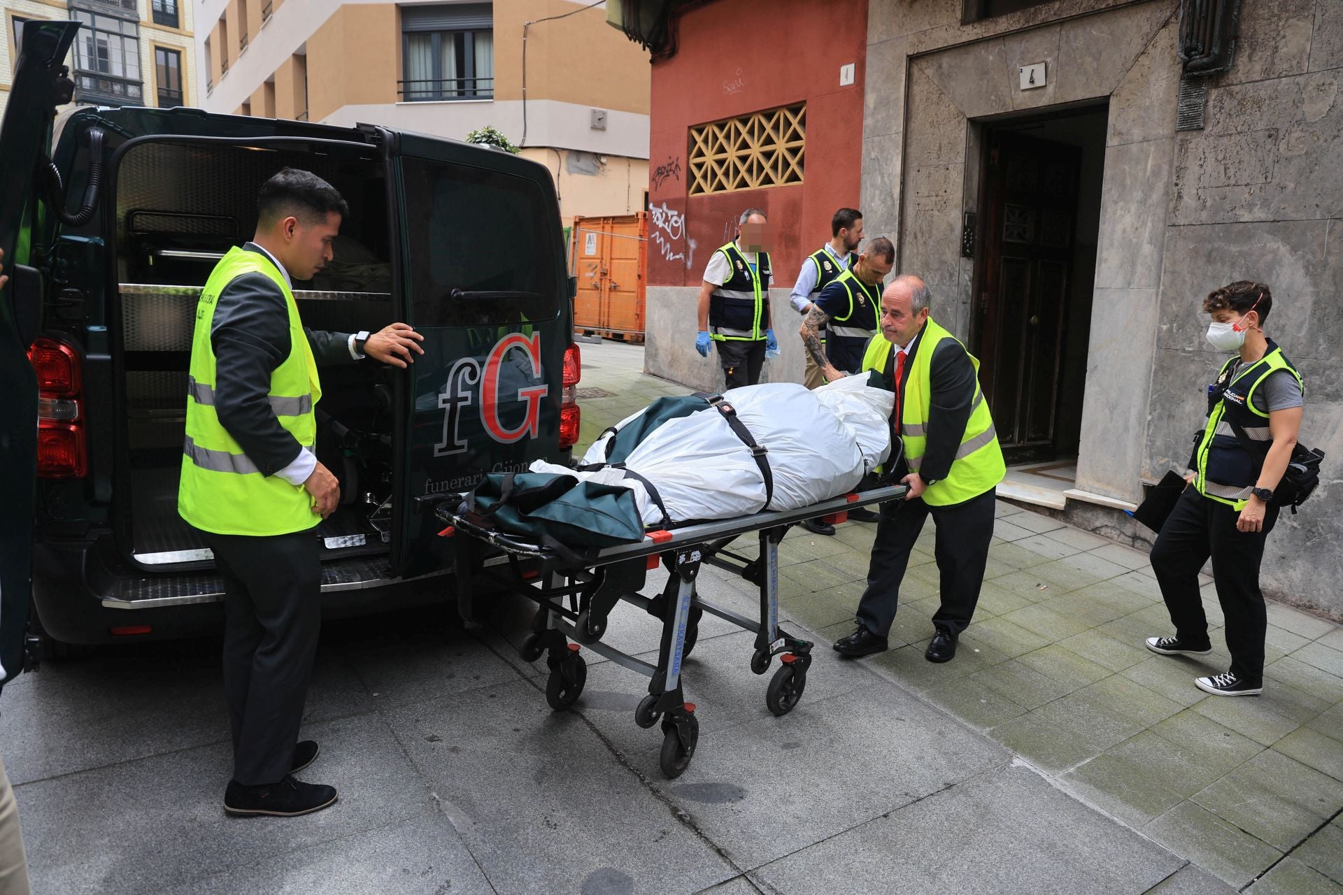 Las imágenes del registro que acabó con el hallazgo de un cadáver en un piso de Gijón