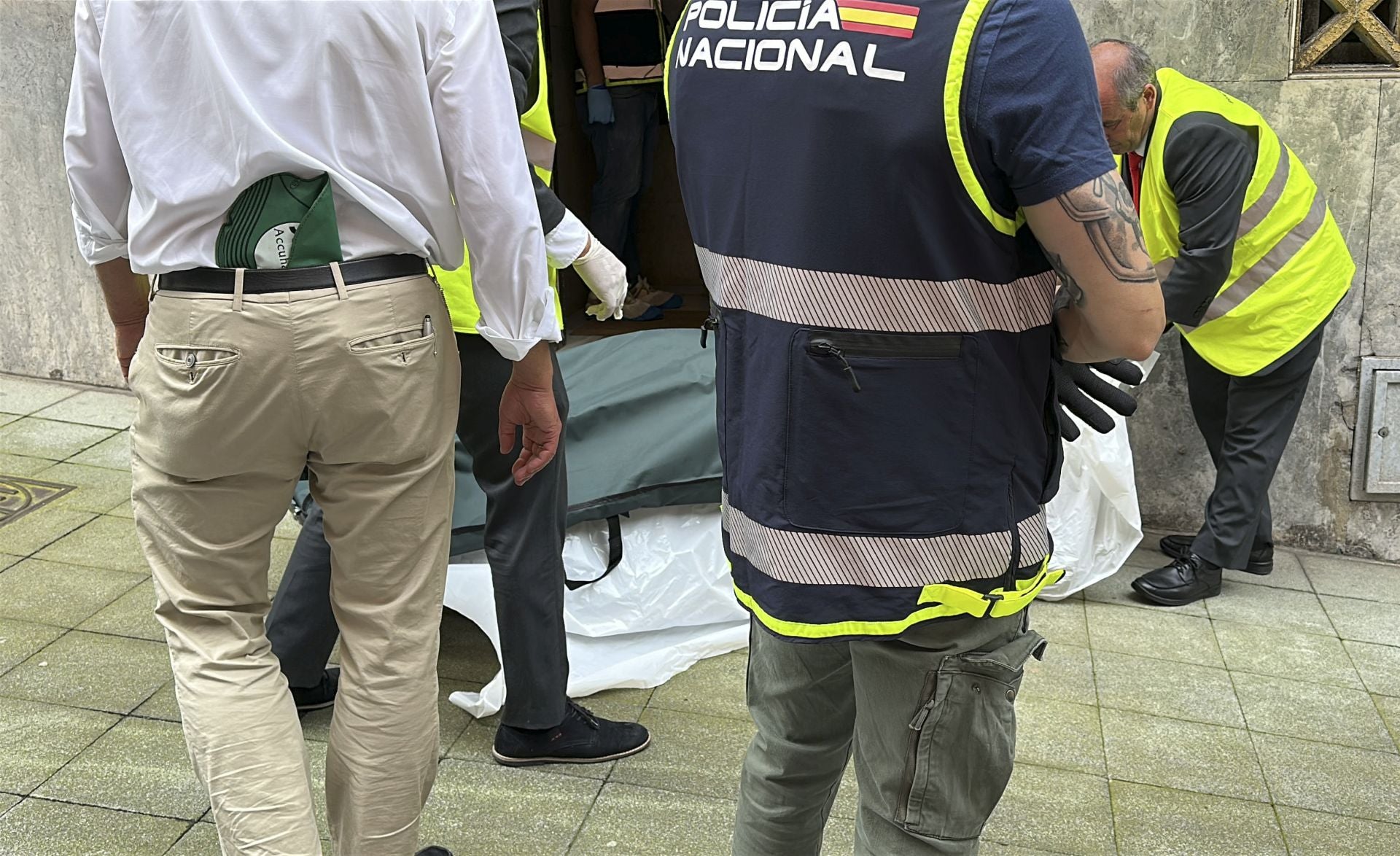 Las imágenes del registro que acabó con el hallazgo de un cadáver en un piso de Gijón