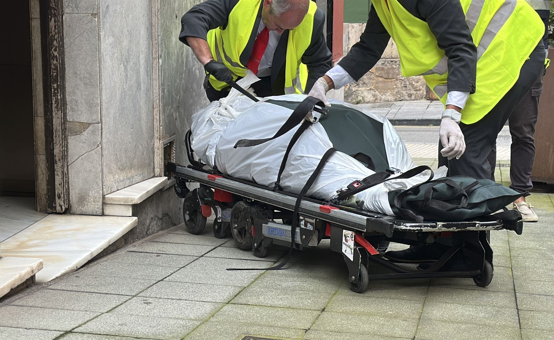 Las imágenes del registro que acabó con el hallazgo de un cadáver en un piso de Gijón