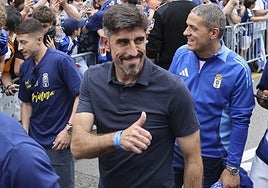 Paunovic, en el centro, durante al celebración del ascenso del Real Oviedo a Primera División.