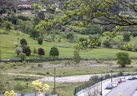 La parcela, al fondo, donde irá la pista de atletismo.