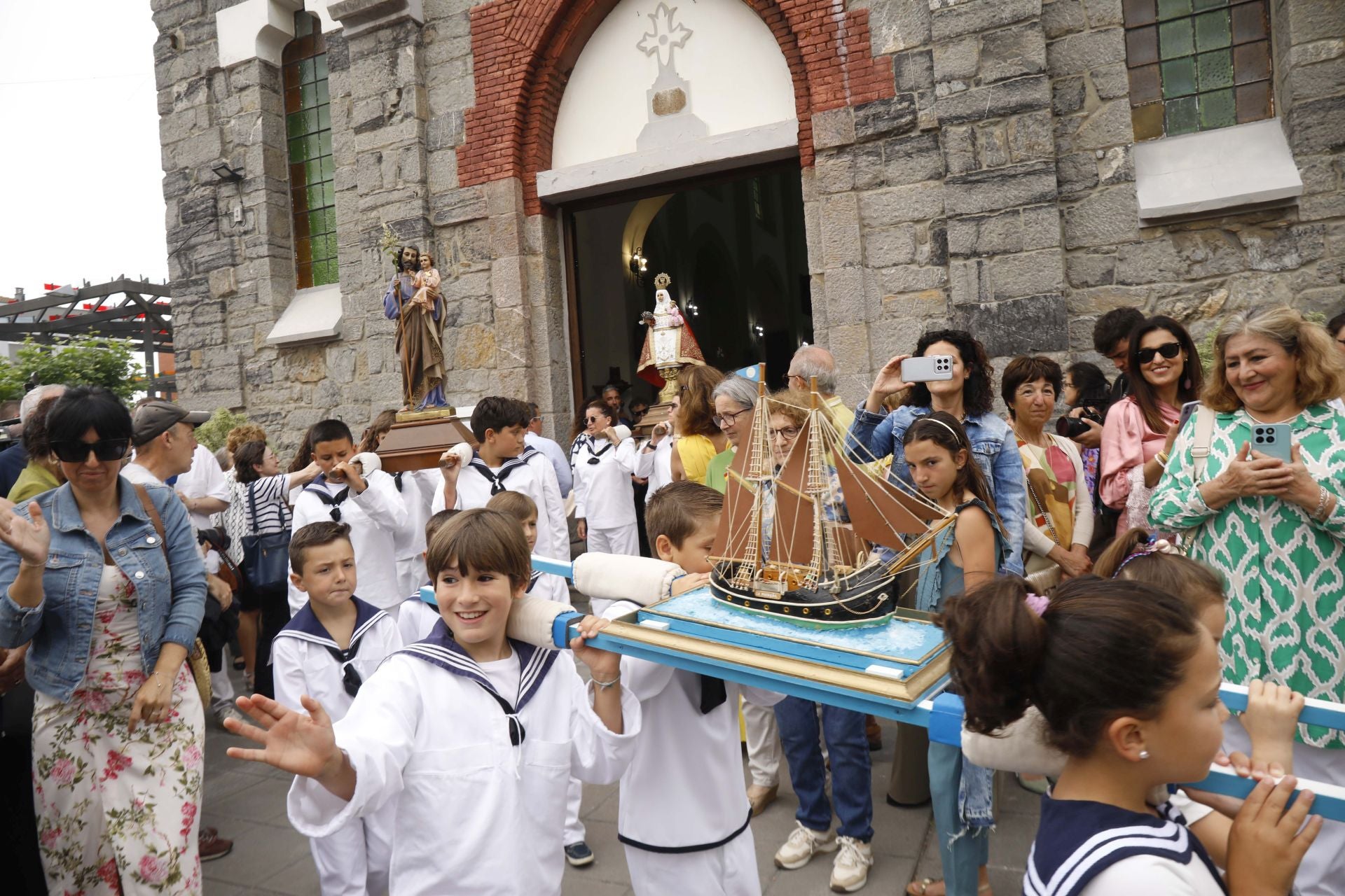 San Juan de la Arena celebra su procesión marinera, declarada de Interés Turístico