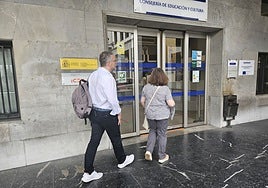 Los representantes sindicales entran a la Consejería de Educación para reunirse con Eva Ledo.