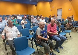 Los vecinos del barrio felguerino de El Puente en la reunión convocada desde IU