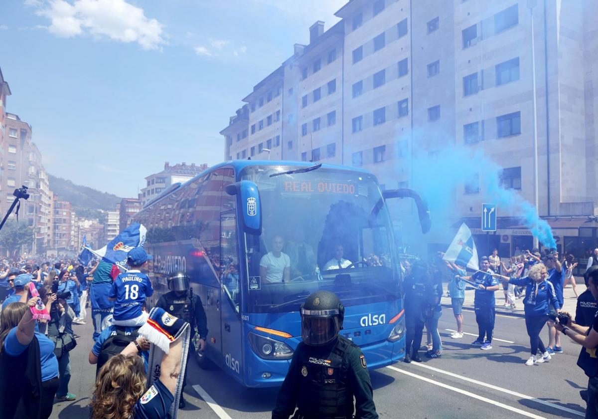 Recibimiento al autocar del Real Oviedo.