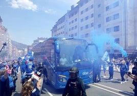 Recibimiento al autocar del Real Oviedo.