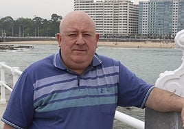 Víctor Manuel López 'Viti', ante la playa de San Lorenzo de su Gijón natal.