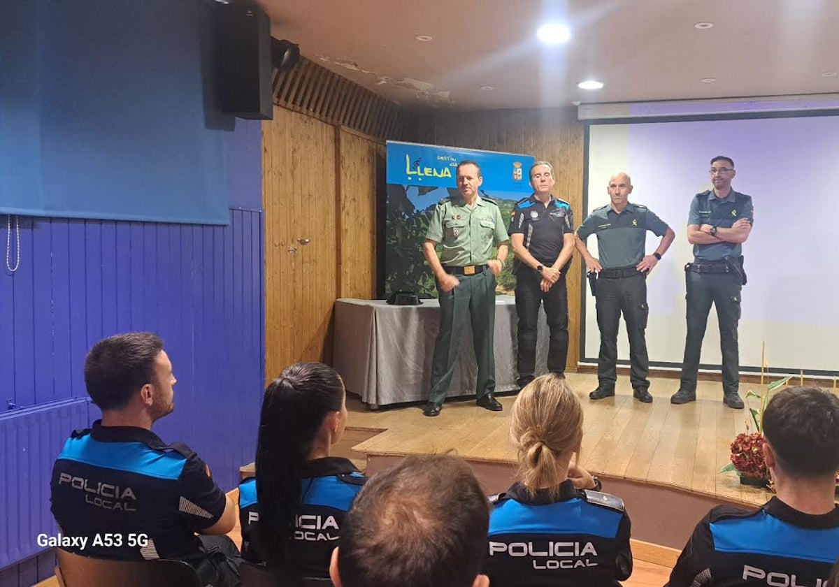 Agentes de la Guardia Civil impartiendo la formación a la Policía Local lenense