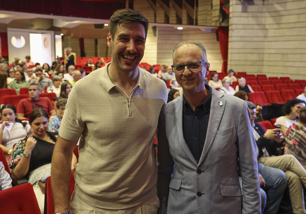 Abel Serdio, premio Fundavi de Honor, junto al concejal de Deportes Juan Carlos Guerrero.