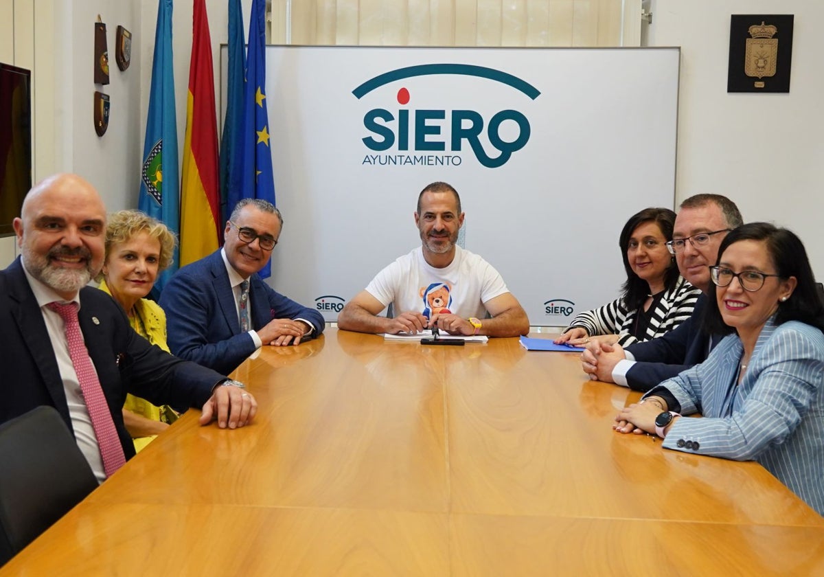 Luis Pérez; María Nélida Fernández, delegada del Colegio de Abogados de Oviedo en Siero; el decano Antonio González-Busto; el alcalde de Siero, Ángel García, 'Cepi'; la responsable de igualdad, María José García Tamargo; Pedro Paulino Sánchez y Ana Belén Rodríguez.