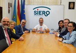 Luis Pérez; María Nélida Fernández, delegada del Colegio de Abogados de Oviedo en Siero; el decano Antonio González-Busto; el alcalde de Siero, Ángel García, 'Cepi'; la responsable de igualdad, María José García Tamargo; Pedro Paulino Sánchez y Ana Belén Rodríguez.