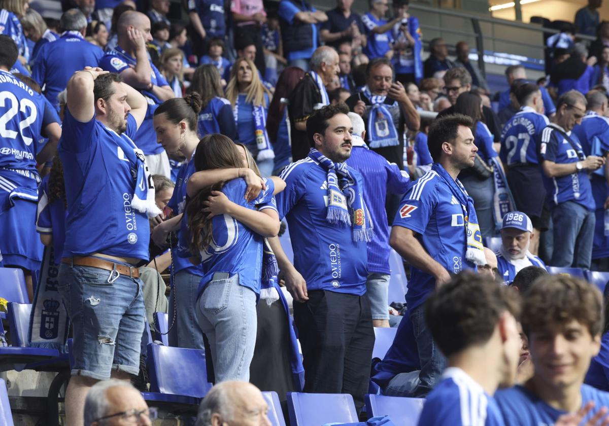 Aficionados del Real Oviedo durante la final ante el Mirandés.