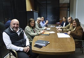 Los ediles con los miembros de Cocemfe durante la reunión.