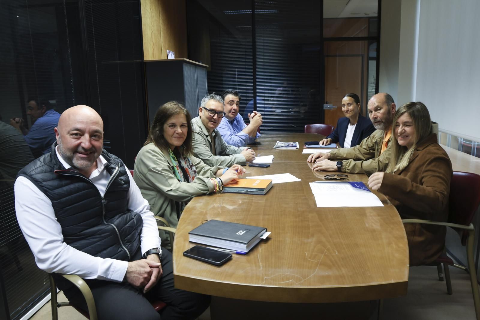 Los ediles con los miembros de Cocemfe durante la reunión.