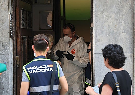 Policía y autoridad judicial durante la inspección en el piso de la calle Contracay.