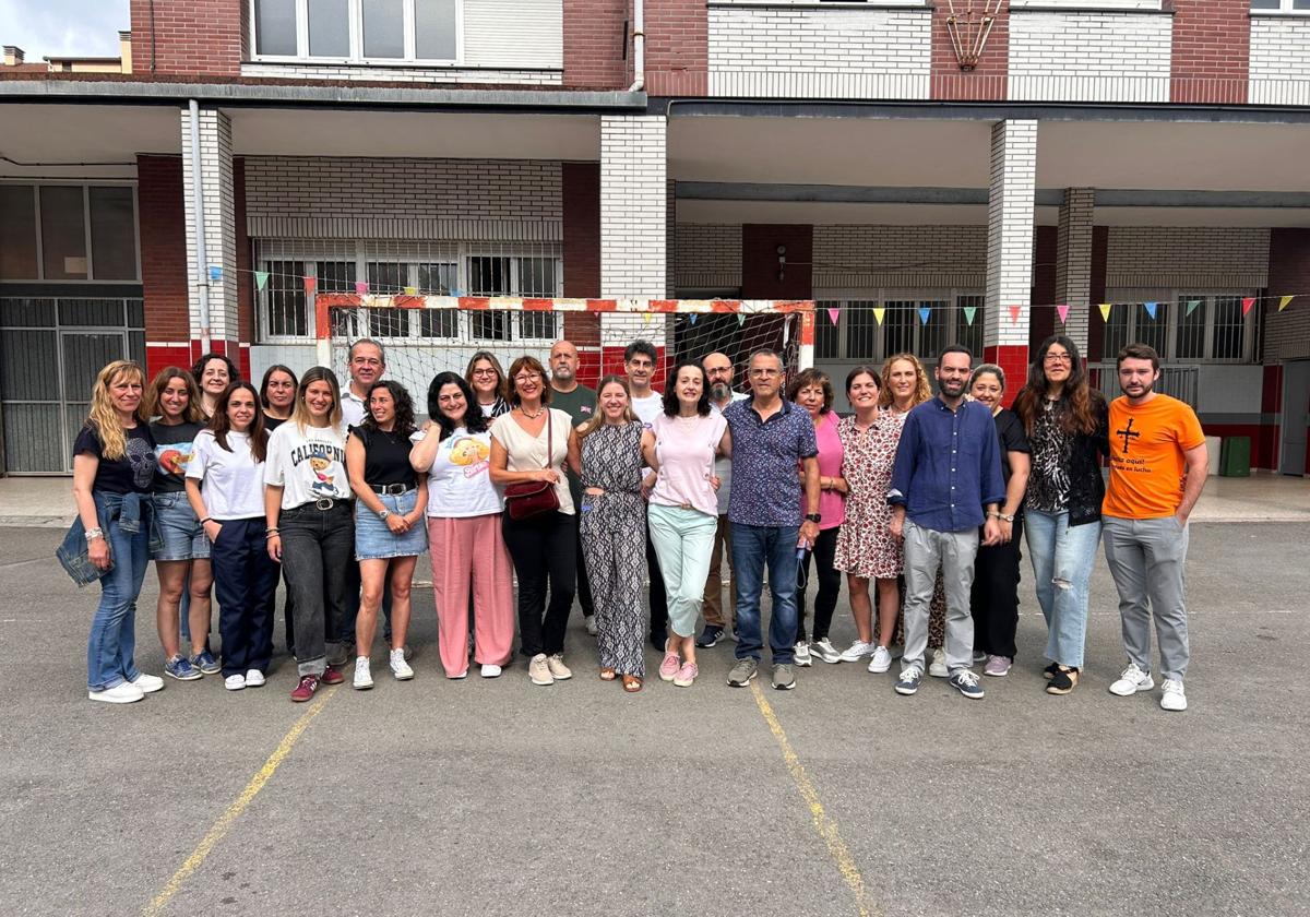 Ana y Antonio, en el centro, con los profesores del colegio La Milagrosa en las instalaciones del centro.