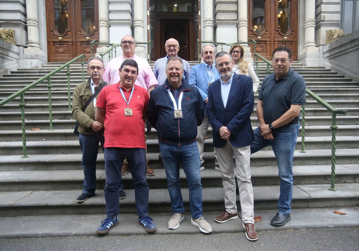 Miembros de la Cofradía del Desarme como su Hermano Mayor, Miguel Ángel de Dios (segundo por la izquierda), ante la Junta General del Principado .