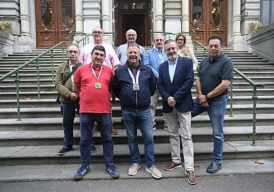 Miembros de la Cofradía del Desarme como su Hermano Mayor, Miguel Ángel de Dios (segundo por la izquierda), ante la Junta General del Principado .