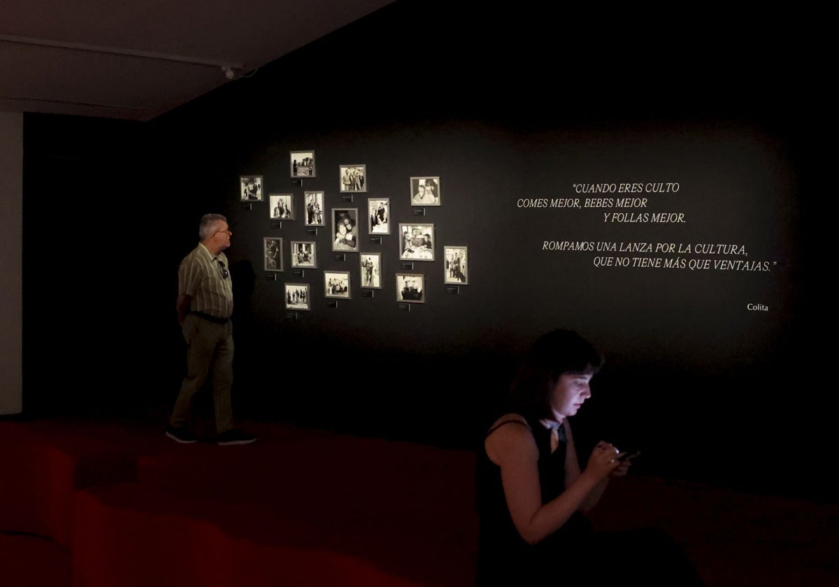 Dos visitantes de la muestra, la tarde de la inauguración.