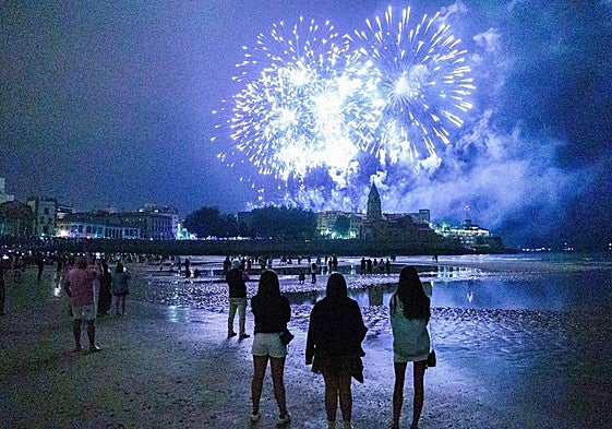 Una imagen de los Fuegos de Begoña del verano pasado, desde la zona de la Escalerona, en San Lorenzo.