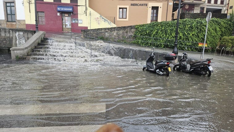 La 'cascada' en la cuesta del Cholo provocada por la intensa tormenta caída a mediodía de este miércoles en Gijón.