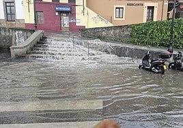 La 'cascada' en la cuesta del Cholo provocada por la intensa tormenta caída a mediodía de este miércoles en Gijón.