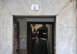Investigadores acceden al piso donde fue hallado el cadáver de una mujer dentro de un cubo de basura, en la calle Contracay de Gijón.