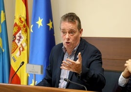 El consejero Marcelino Marcos Líndez, explicando su versión en la Junta General.