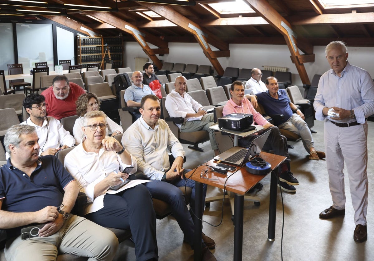 Junta general anual de Nauplia celebrada ayer en las oficinas del Puerto Deportivo de Gijón.