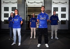 Brandon Domingues fue uno de los modelos que presentó la nueva camiseta.