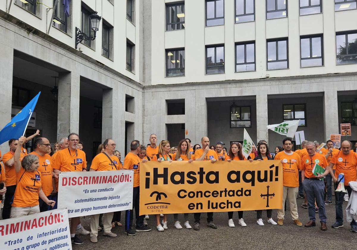 Los docentes de la concertada a las afueras de la consejería de Educación.