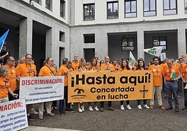 Los docentes de la concertada a las afueras de la consejería de Educación.