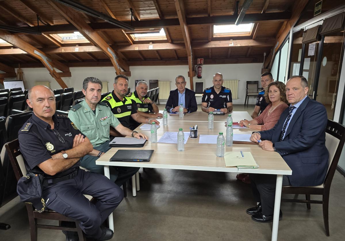 Mandos policiales con representantes de El Musel, Policía Portuaria y la directora del Puerto Deportivo.