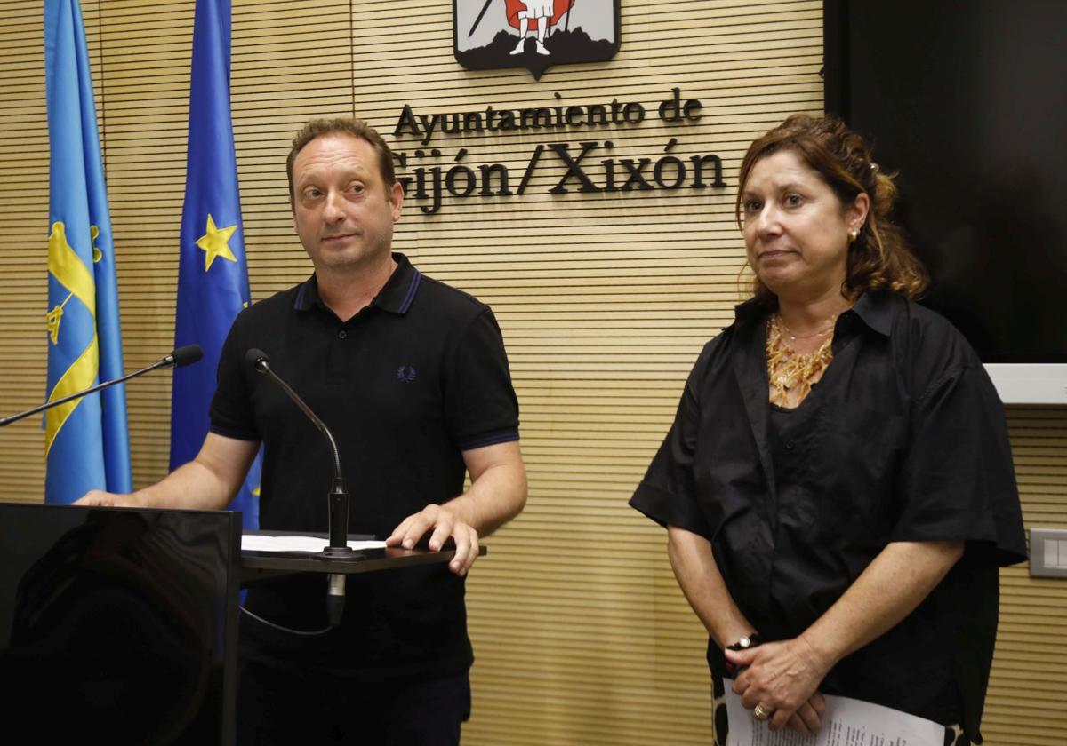 El nuevo concejal socialista, Rodrigo Sánchez, y la portavoz del grupo, Carmen Eva Pérez Ordieres, en la sala de prensa del Ayuntamiento de Gijón.