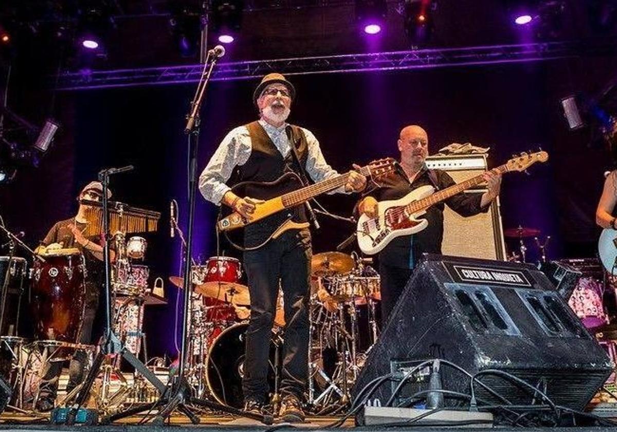El músico y cantante brasileño, afincado en Asturias, durante una actuación con su grupo.