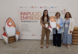 Lorena Turrado (Sialtrónica), Mariví Monteserín (alcaldesa) y Ana Cadrecha (Avilés Empresas).