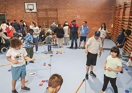 Trantando de pescar en tierra.