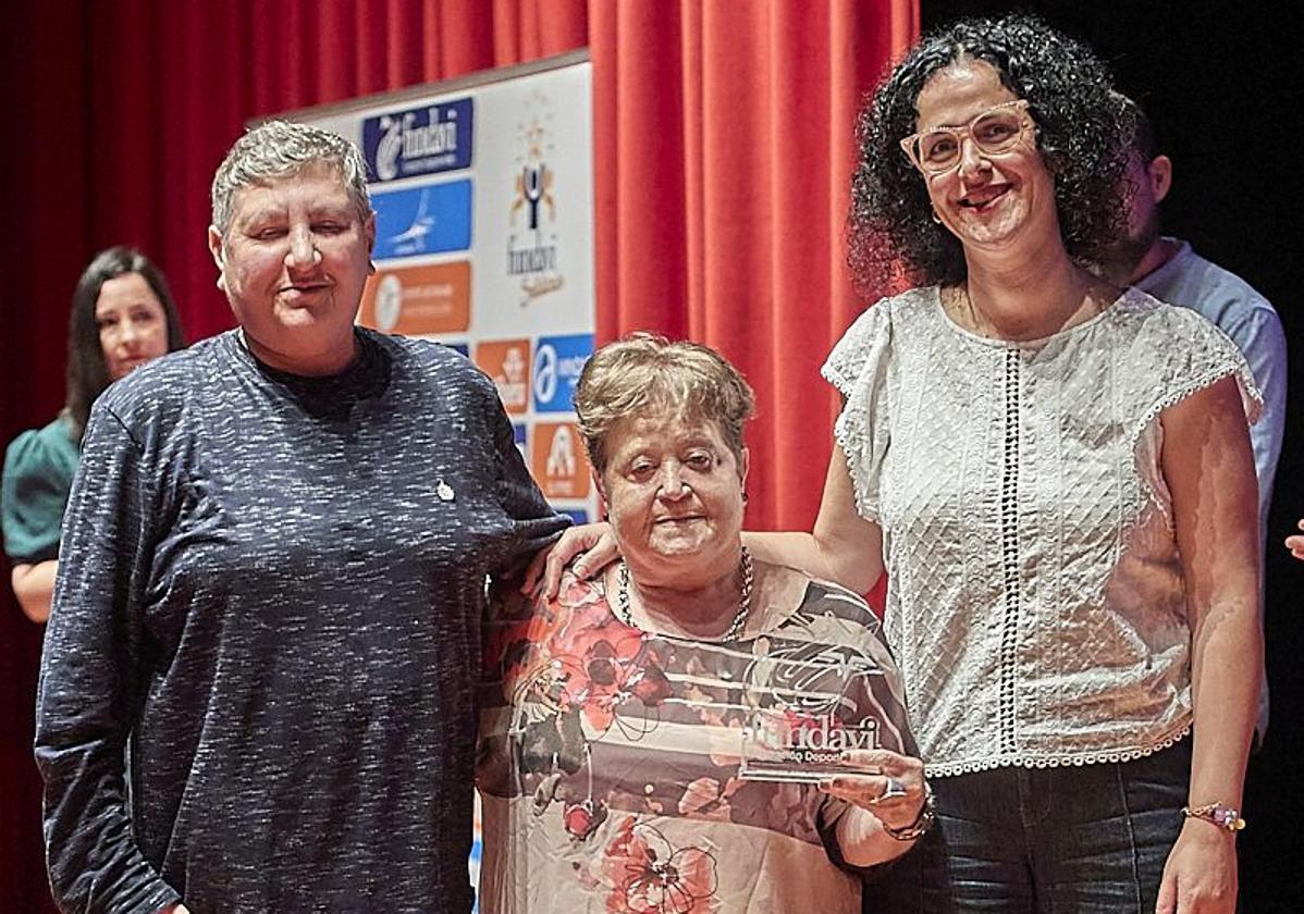 María José Álvarez, en el centro, recibiendo el premio Fundavi a la Labor Social por ELA Principado.