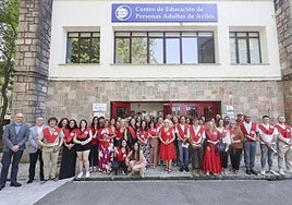 Foto de familia de los titulados en Educación Secundaria Obligatoria en este curso en el CEPA.