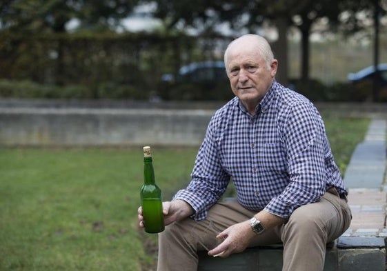 Tino el Roxu, en el parque de Teodoro Cuesta, botella y vaso de sidra en mano, rememorando para EL COMERCIO su trayectoria hostelera de más de tres décadas.