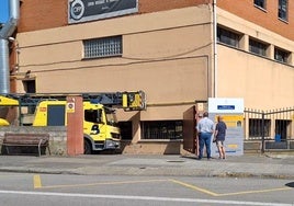 El vehículo de bomberos en el exterior del centro de FP de Avilés.