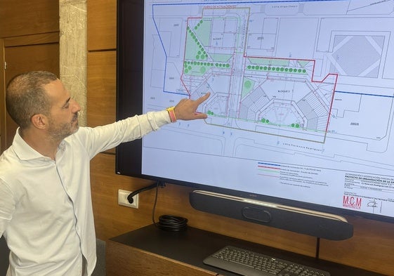 El alcalde de Siero, Ángel García, 'Cepi', explica el nuevo planeamiento urbanístico en el centro de La Pola.