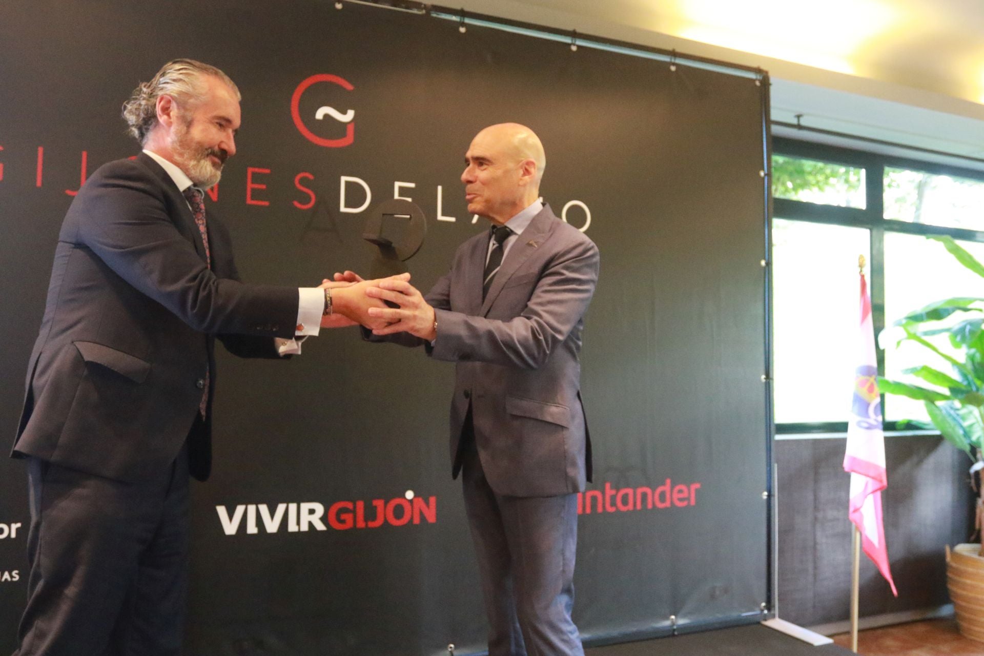 Entrega del reconocimiento &#039;Gijonés del año&#039; al Grupo Covadonga
