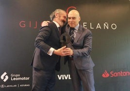 Santiago González-Alverú hace entrega del premio 'Gijonés del Año' a Joaquín Miranda, presidente del Grupo Covadonga, en representación de la entidad deportiva.