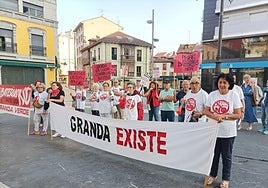 Protesta de los vecinos de Granda, este jueves, ante el Consistorio.